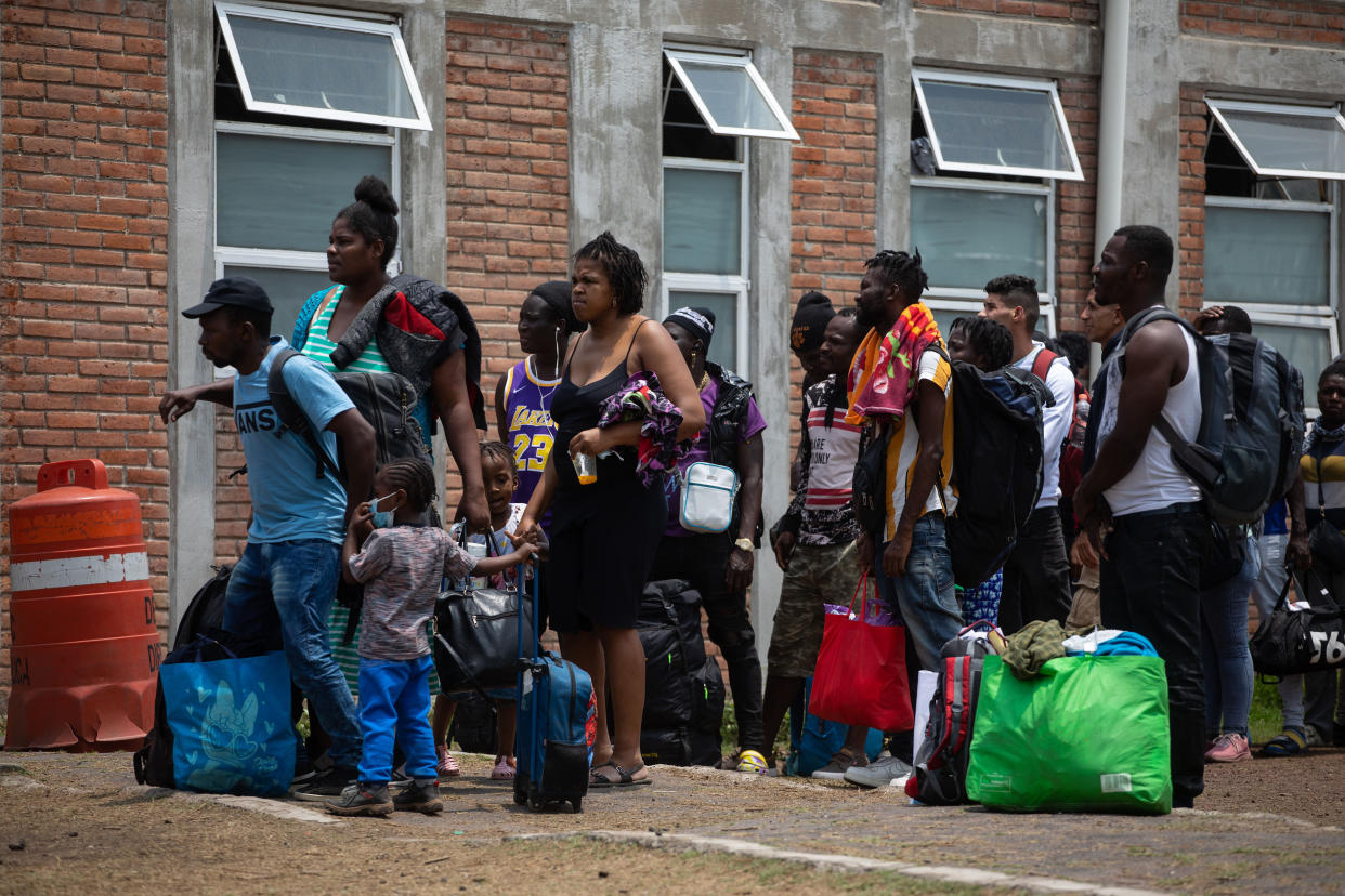 Tláhuac: migrantes de Haití esperan formados para ser recibidos en el albergue habilitado en marzo pasado. (Daniel Cárdenas/Anadolu Agency via Getty Images)