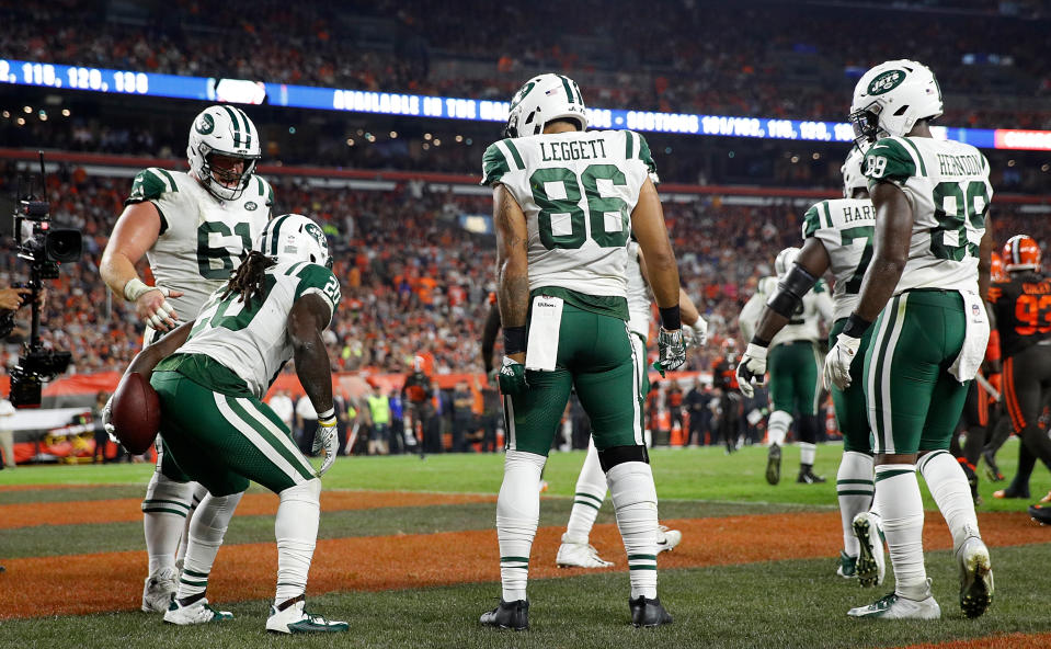 Isaiah Crowell (izquierda), simulando que el balón es papel higiénico durante una celebración de touchdown. | Foto: Getty