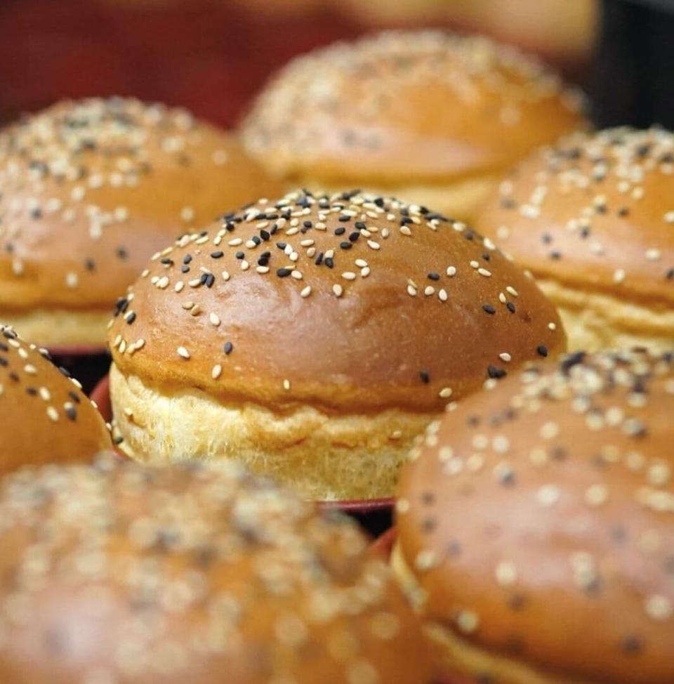 El pan de papa que se vende en Proveedurías Argentinas, un gran complemento para las hamburguesas caseras.