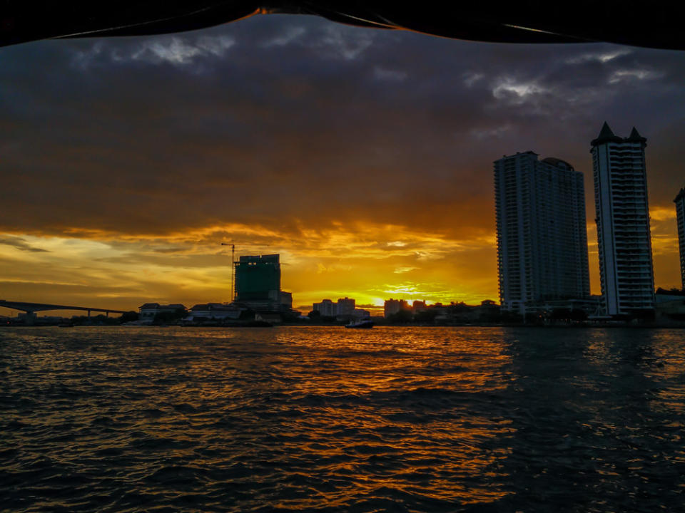 Sunset over Chao Praya, enroute to Asiatique Riverfront. Photo by writer.