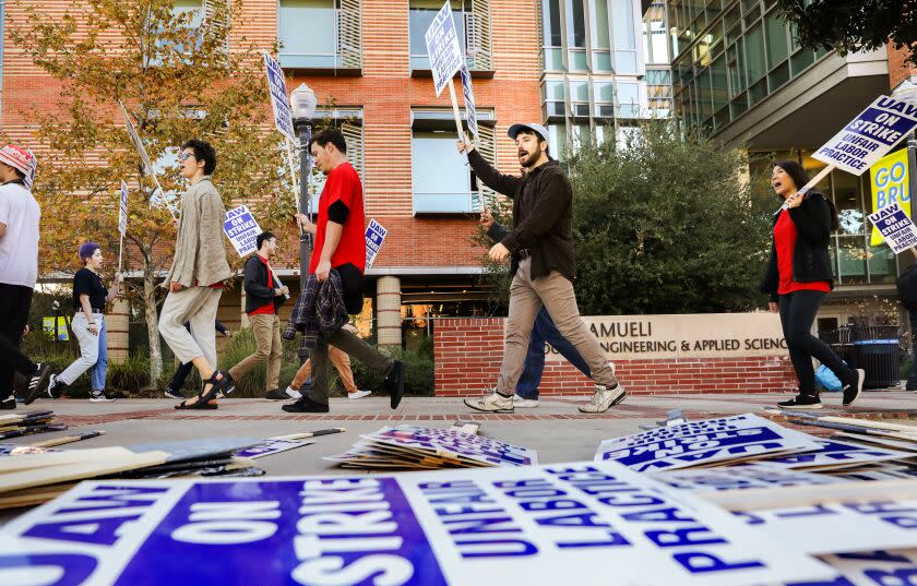 LOS ANGELES-CA - NOVEMBER 14, 2022: Demonstrators picket at UCLA as nearly 48,000 University of California academic workers strike on Monday, November 14, 2022, in a labor action that could shut down some classes and lab work just weeks before final exams. (Christina House / Los Angeles Times)