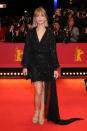 Schwarz war einer der großen Trends bei der Eröffnungsfeier der Berlinale: Auch Heike Makatsch setzte in ihrem Fransenkleid mit asymmetrischer Schleppe auf den eleganten Ton - doch auch bei ihr durften die Glitzerakzente nicht fehlen. (Bild: Andreas Rentz/Getty Images)