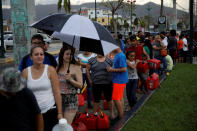 <p>Las filas para conseguir combustible son larguísimas. REUTERS/Carlos Garcia Rawlins </p>