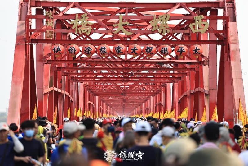 ▲大甲媽祖遶境昨通過西螺大橋，今晚將駐駕在新港奉天宮。有信眾在公園旁撿到一堆結緣食物，呼籲別浪費食物。（圖／大甲鎮瀾宮）