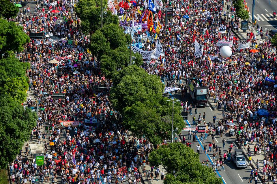 RIO DE JANEIRO, BRAZIL - MAY 29: Demonstrators gather with flags and signs during a protest against Brazilian President Jair Bolsonaro at Avenida Presidente Vargas on 29 May, 2021 in Rio de Janeiro, Brazil. (Getty Images)