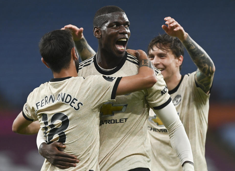 El francés Paul Pogba (centro), del Manchester United, celebra con sus compañeros tras anotar el tercer gol ante el ASton Villa, en un encuentro de la Liga Premier inglesa, el jueves 9 de julio de 2020 (AP Foto/Shaun Botterill,Pool)