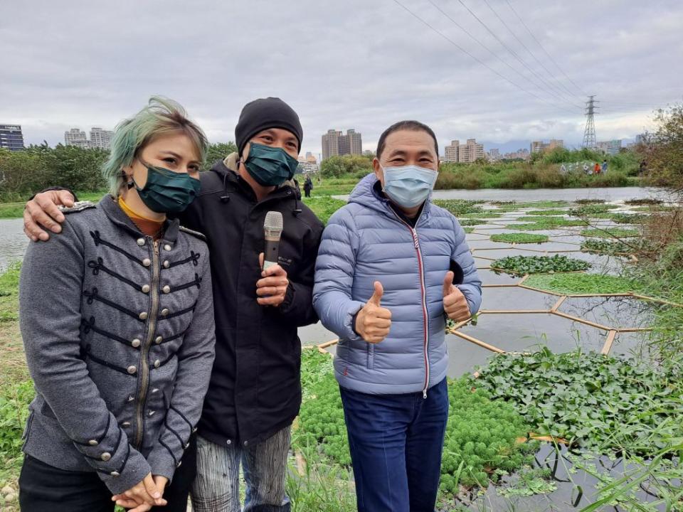 「新北濕地藝術季─川流堆疊」八日開幕，市長侯友宜邀民眾觀賞濕地藝術之美。（記者吳瀛洲攝）