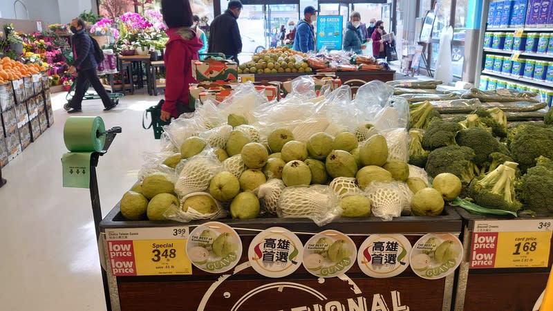 高市府推農產外銷  芭樂上架北美超市 高雄市農業局28日宣布推出「美加紐澳市場拓銷計 畫」，將獎勵外銷業者共同行銷高雄果品，開拓更多 國際市場。圖為高雄芭樂在北美連鎖超市上架。 （高雄市農業局提供） 中央社記者蔡孟妤傳真  113年3月28日 