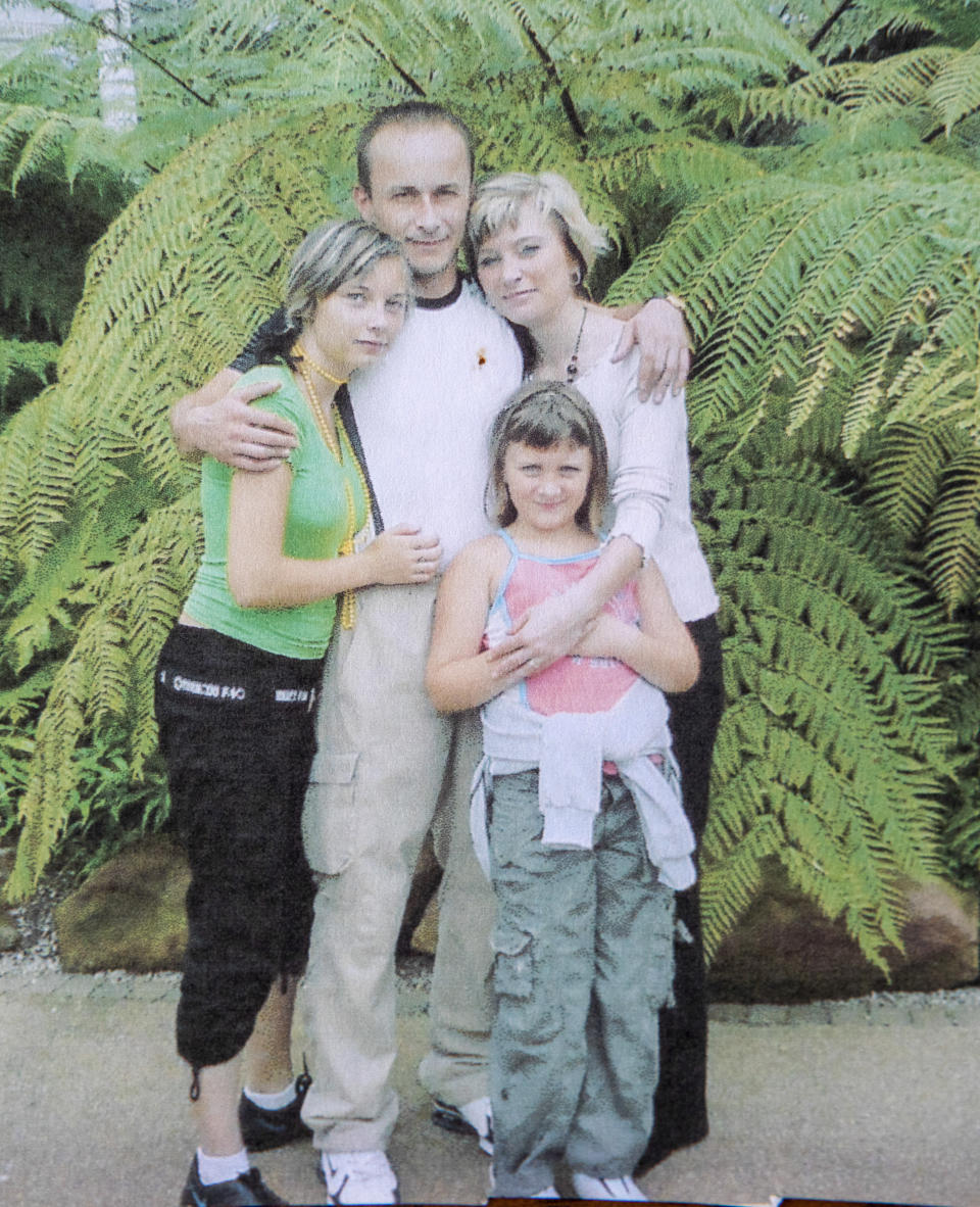 Fafinsk with her parents Robert and Kate Bomba and sister Dajana Wrozek in 2009. (SWNS)