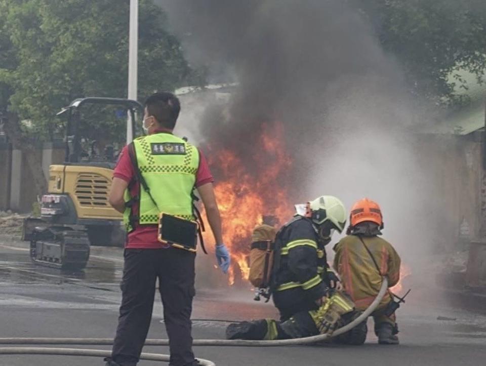 屏東市工業路一輛停放在路邊的小貨車下午起火，原因待查。（圖：屏東縣消防局提供）