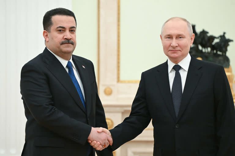 El presidente ruso Vladimir Putin se reúne con el primer ministro iraquí Mohamed Shia al-Sudani en el Kremlin de Moscú el 10 de octubre de 2023.