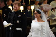 <p>Unter ihrem Schleier trug Meghan eine Tiara der Queen höchstpersönlich. Mit strahlendem Lächeln trat das Paar vor den Altar. (Bild: Getty Images) </p>