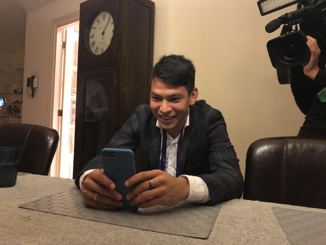 Chucky Lozano, hablando vía Facetime con su amigo Erick Gutiérrez. | Foto: @PSV