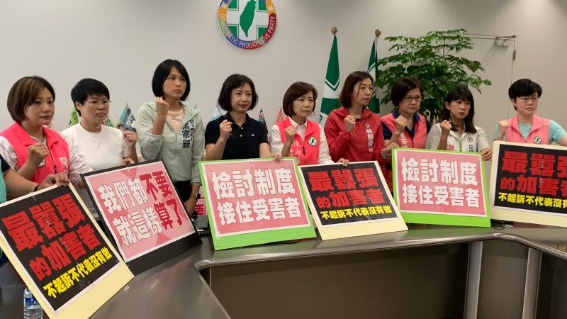 ▲台中市綠營女性民代站出來力挺賴佳微、籲羅廷瑋收手。（圖／記者顏幸如攝，2023.06.07）