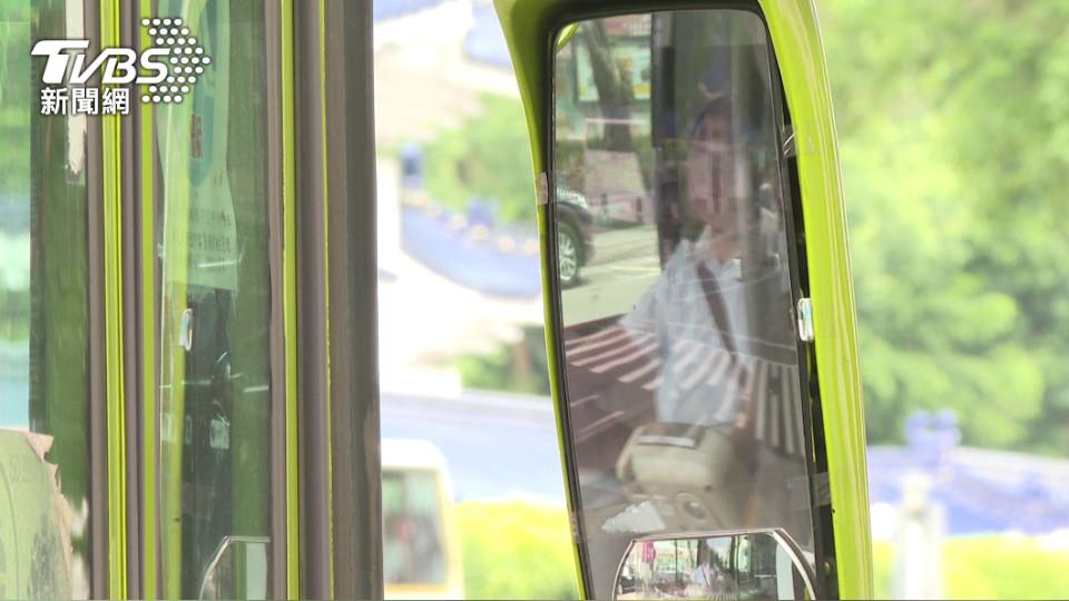 有些公車司機迫於跟上時刻表無法停等乘客上下車。（圖／潘建樺攝）