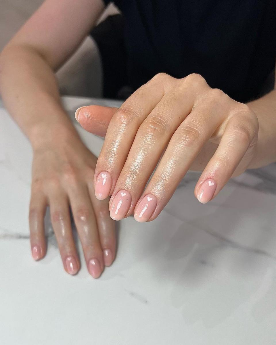 <h1 class="title">Minimalist hearts bridesmaid nails</h1><cite class="credit">[@keelydecostamanicures](https://www.instagram.com/p/Cf-9cSbsNIN/){: target="_blank"}</cite>