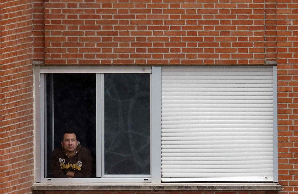 Javier Limon Romero, the husband of Spanish nurse Teresa Romero Ramos who contracted Ebola, looks the rain from the window of his room at an isolation ward on the fifth floor of Madrid's Carlos III Hospital October 14, 2014. Spain will ramp up training for health workers and emergency services dealing with Ebola cases, authorities said on Monday, as Teresa Romero Ramos, who caught the virus in Madrid after caring for infected patients remained seriously ill. REUTERS/Sergio Perez (SPAIN - Tags: HEALTH DISASTER)