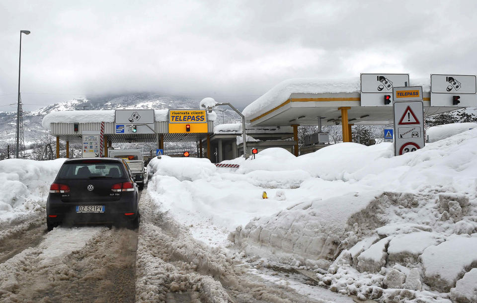 Deadly snow avalanche hits hotel in earthquake-stricken central Italy