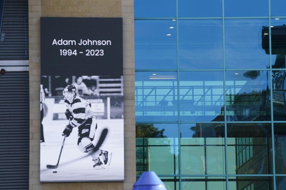 Se han rendido homenajes en el exterior del Motorpoint Arena de Nottingham tras la muerte del jugador de los Panthers (Jacob King/PA/PA Wire)