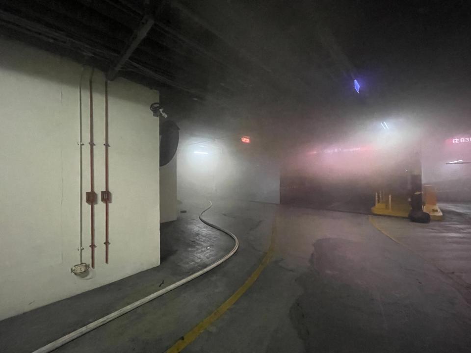 礁溪老爺酒店地下室廚房發生火警，火勢控制後，警方人員仍在執行排煙作業。（消防局提供）