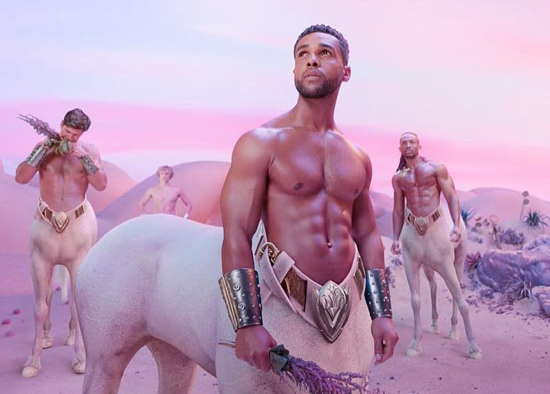 Shakira y Lucien Leon Laviscount en el videoclip de Puntería