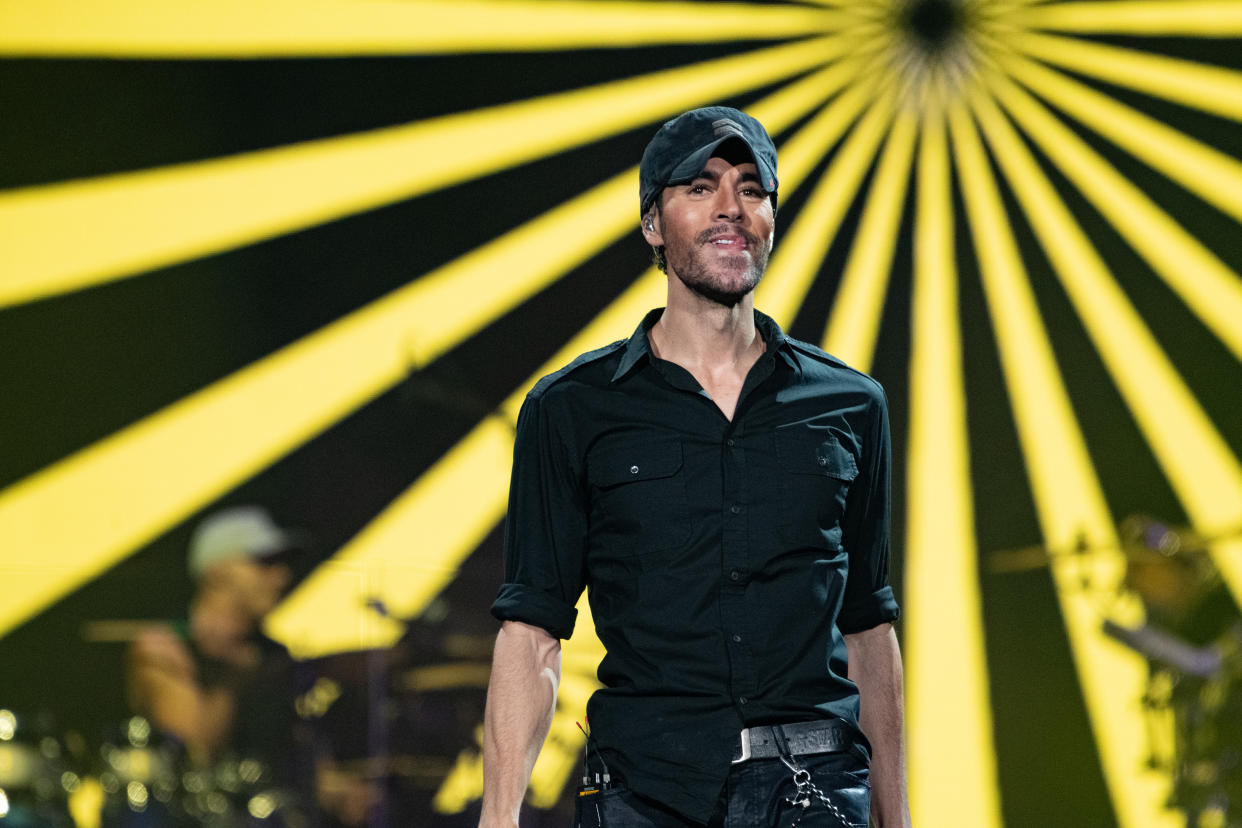 LOS ANGELES, CALIFORNIA - NOVEMBER 19: Singer Enrique Iglesias performs onstage at Staples Center on November 19, 2021 in Los Angeles, California. (Photo by Scott Dudelson/Getty Images)