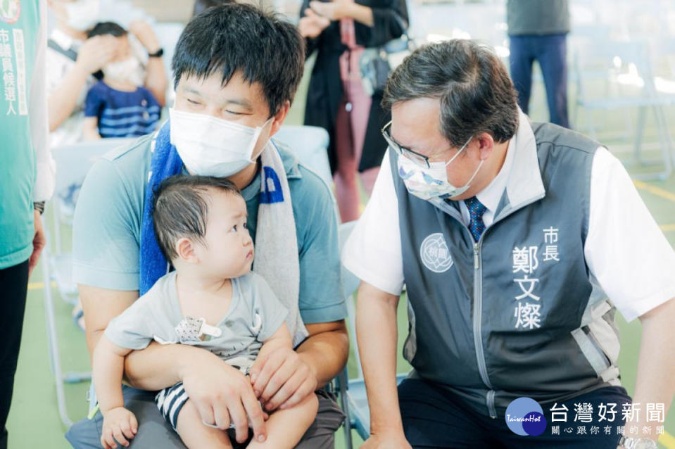 鄭市長關心現場每位嬰幼兒疫苗接種情況。<br /><br />
