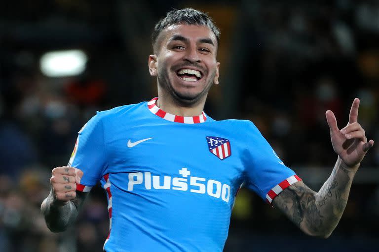 Con una sonrisa pícara, Ángel Correa festeja su golazo contra Gerónimo Rulli para Atlético de Madrid contra Villarreal, por la liga de España.