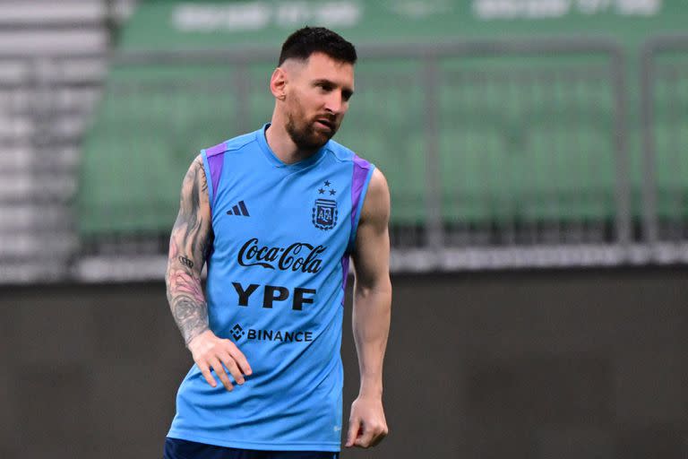 Lionel Messi no entrenó a la par de sus compañeros desde el encuentro con Ecuador; no va ni al banco