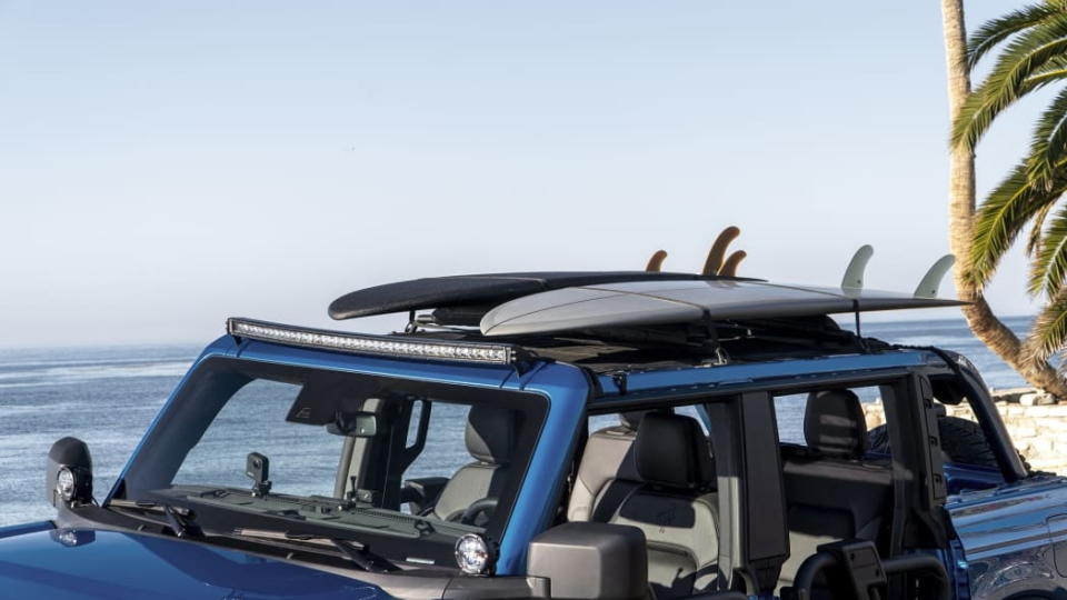 圖／Ford Bronco Riptide車尾配備Yakima自行車架，車頂上方還有衝浪板桿，能輕鬆且安全運送各種常見戶外運動裝備。