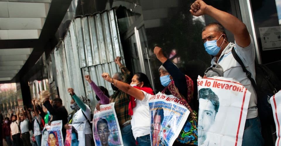 Los padres de los 43 normalistas de Ayotzinapa protestaron frente a la FGR.