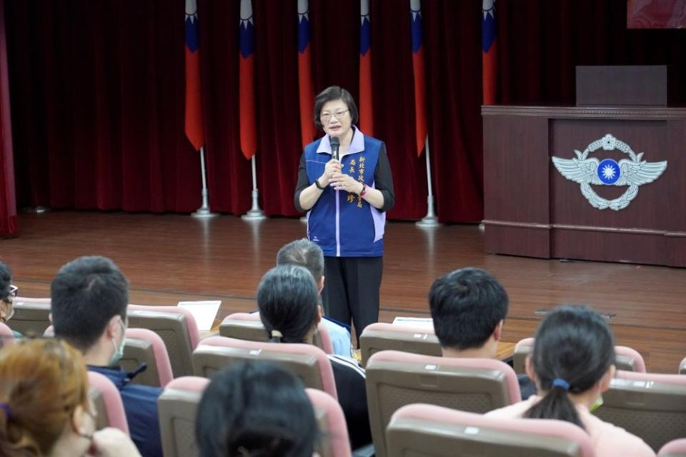 《圖說》新北社會局長李美珍勉勵在場青年學子。〈社會局提供提供〉