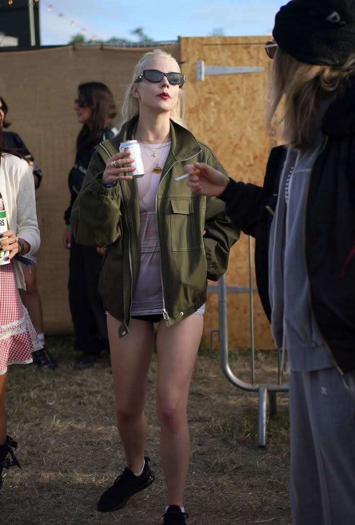 Durante la jornada del sábado, Taylor-Joy sorprendió con un atrevido atuendo. La protagonista de Furiosa se destacó entre los invitados vip del célebre festival inglés con un vestido blanco tipo camiseta de TTSWTRS que genera un efecto mojado y por lo tanto, transparente. Debajo, acompañó con un culotte negro