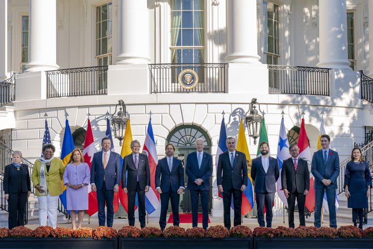 Líderes del hemisferio occidental, de izquierda a derecha, la Secretaria de Relaciones Exteriores Alicia Bárcena de México, la Primera Ministra Mia Mottley de Barbados, la Presidenta Dina Boluarte de Perú, el Presidente Rodrigo Chaves Robles de Costa Rica, el Presidente Guillermo Lasso de Ecuador, el Presidente Luis Lacalle Pou de Uruguay, el presidente Joe Biden, el presidente Luis Abinader de la República Dominicana, el presidente Gabriel Boric de Chile, el presidente Gustavo Petro de Colombia, el primer ministro Justin Trudeau de Canadá y la ministra de Relaciones Exteriores Janaina Tewaney de Panamá posan para fotografías en el Pórtico Sur para la inauguración de la Asociación de las Américas.