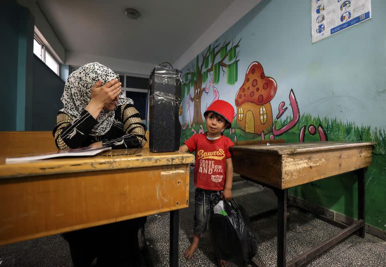 Una familia palestina se refugia en una escuela de la ONU