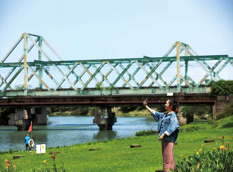 「冬山河生態綠舟」園區內的新鐵道上兩個突起的三角形，分別代表冬山及龜山島。（圖／于魯光攝）