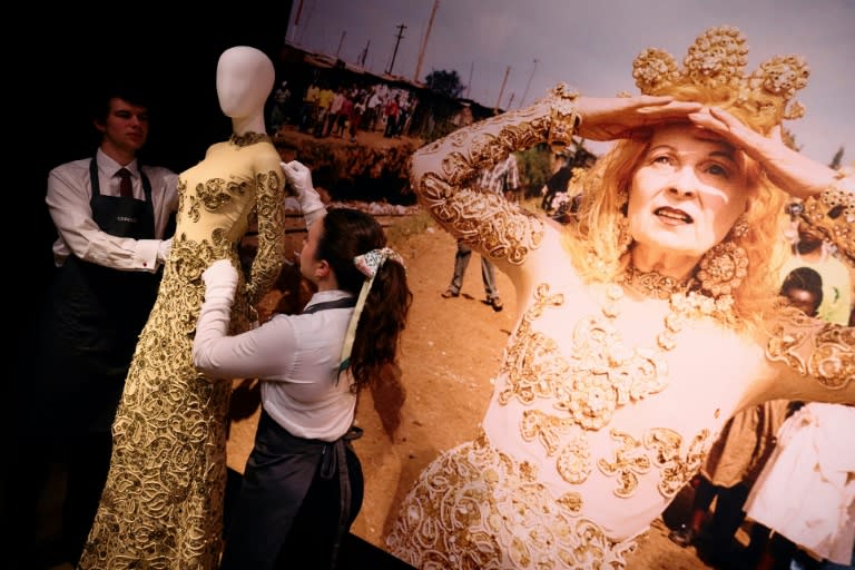 Une robe de paillettes dorées de la collection automne-hiver 2011/2012 de la créatrice de mode britannique Vivienne Westwood ajustée sur un mannequin chez Christie's avant une vente aux enchères, le 13 juin 2024 à Londres (BENJAMIN CREMEL)