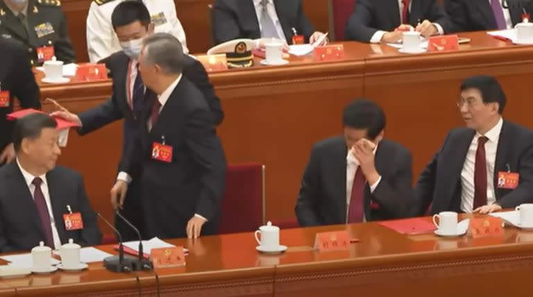 Li Zhanshu se limpia la frente con un pañuelo, nervioso, ante la extraña situación en el Congreso del Partido Comunista