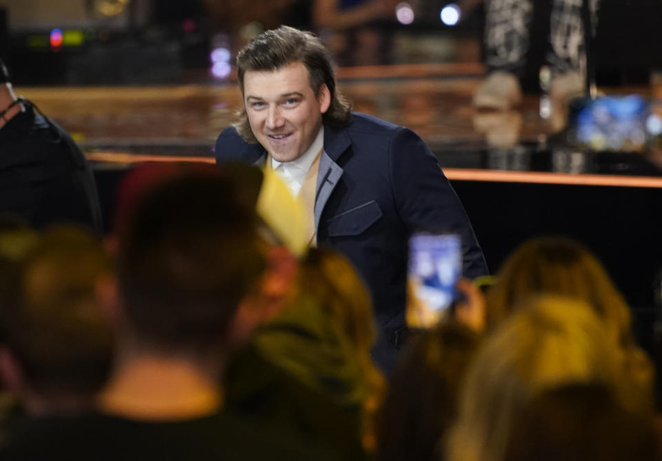 Morgan Wallen recibe el Premio ACM al álbum del año por "Dangerous: The Double Album", el lunes 7 de marzo de 2022 en el Allegiant Stadium en Las Vegas. (Foto AP/John Locher)