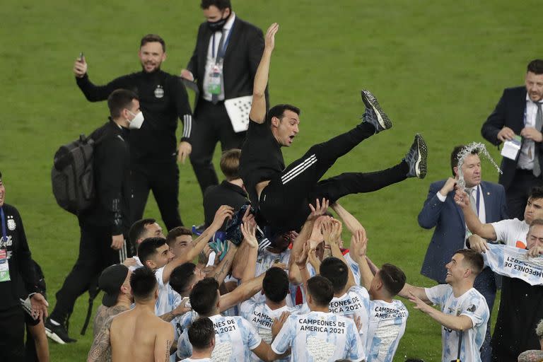 El reconocimiento del plantel: Scaloni, por los aires del inmenso Maracaná, luego de un triunfo para la historia