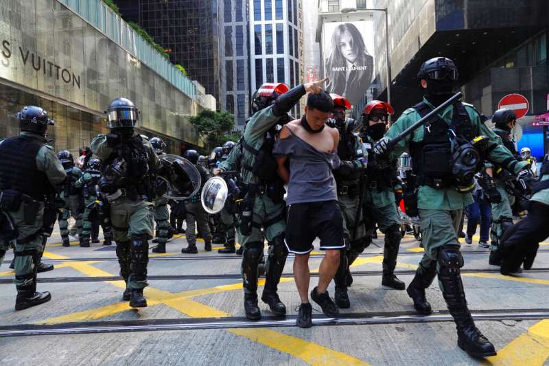 香港警察在街頭拘捕「反送中」抗爭者。（美聯社）