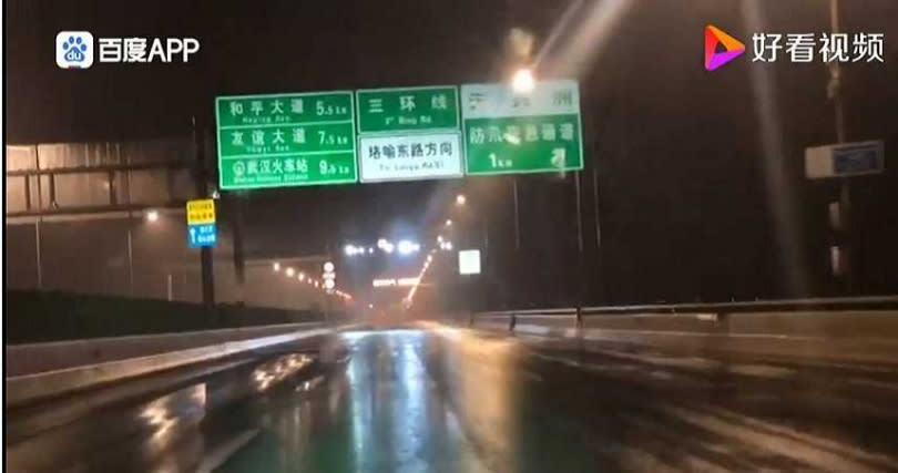 平時車流量極大的公路，在封城後顯得空蕩蕩。（圖／好看視頻）