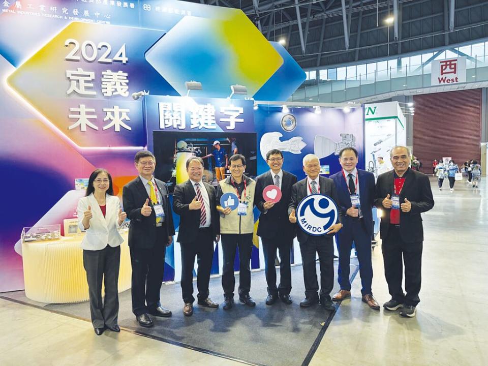 2024台南自動化機械暨智慧製造展開幕後，工商時報總經理王儒哲（左三）、臺南市政府副秘書長殷世熙（左四）、經濟部產發署主秘林德生（左五）等貴賓共同參訪金屬中心展場，由金屬中心董事長林仁益（左六）親自接待並共同合影留念。圖／郭文正