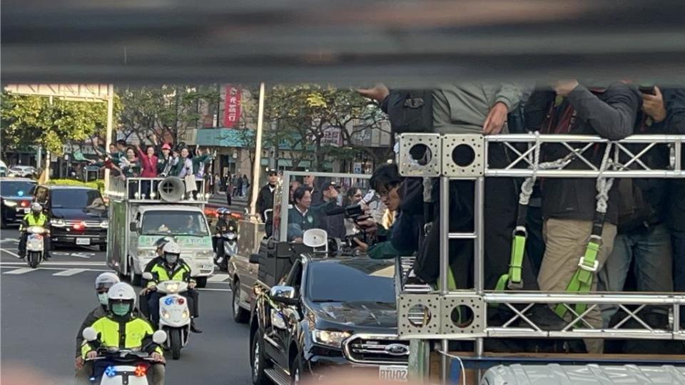 最後催票 賴蕭北市街頭大車掃支持者夾道歡迎。曾薏蘋攝