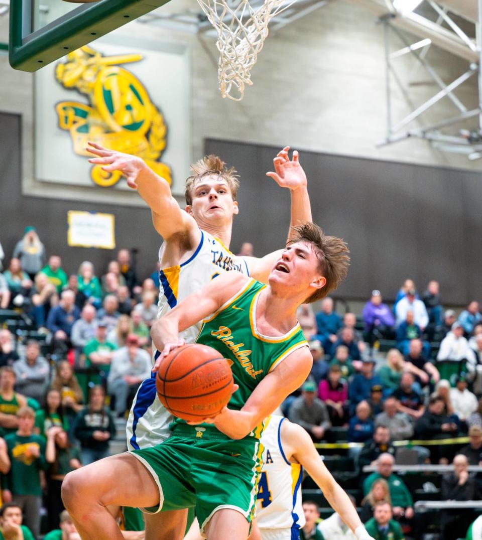 Richland’s Landen Northrop (1) goes to the net against Tahoma’s Adam Davis (22) during the 4A state regional boys game at Auburn Senior High School, on Saturday, Feb. 24, 2024 in Auburn, Washington. Brian Hayes/bhayes@thenewstribune.com