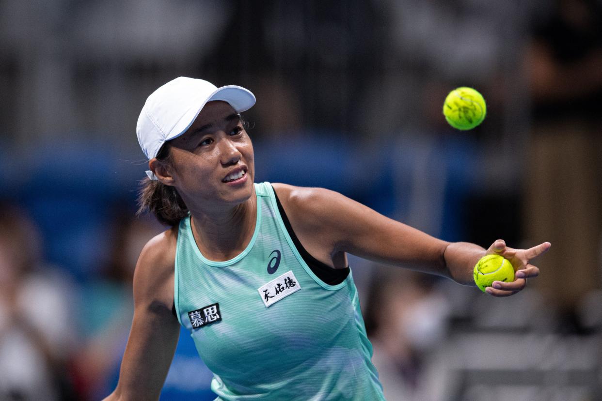 Zhang Shuai de China sirve una pelota a la audiencia después de celebrar su victoria contra Mai Hontama de Japón durante su partido individual femenino en el Pan Pacific Open en Tokio. (Foto: PHILIP FONG/AFP vía Getty Images)