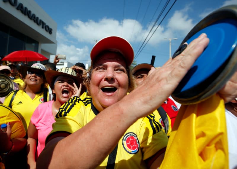 Manifestation contre un accord avec les Farc (Forces armées révolutionnaires de Colombie) à Carthagène. Le président colombien, Juan Manuel Santos, et le chef des rebelles marxistes des Farc, Timoléon Jimenez Timochenko, vont signer ce lundi un accord de paix qui mettra fin à 52 années d'une guerre civile qui a fait quelque 250.000 morts. /Photo prise le 26 septembre 2016/REUTERS/John Vizcaino