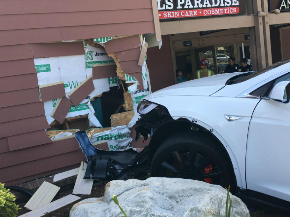 tesla-model-x-parking-crash-2