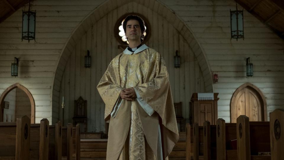 Hamish Linklater as Father Paul stands before his congregation in Netflix's Midnight Mass.