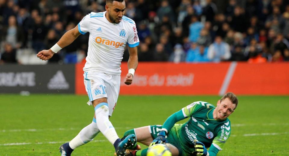 El arquero del Estrasburgo se lesionó al intentar evitar el golazo de Dimitri Payet (Foto: Getty)